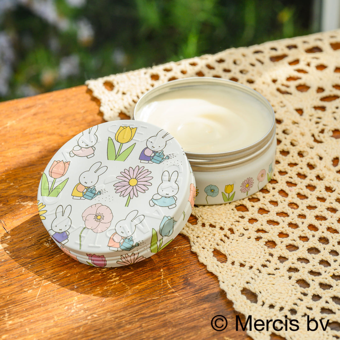 1557_MIFFY-IN-THE-FLOWER-