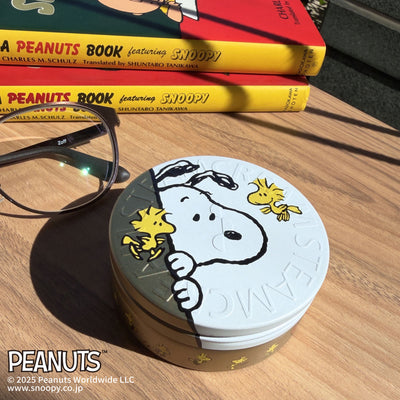 ＜ピーナッツ＞ ピーピング・スヌーピー／スチームクリーム限定デザイン缶